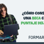 Jóvenes estudiando para lograr una beca gracias al ICFES