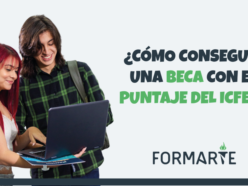 Jóvenes estudiando para lograr una beca gracias al ICFES