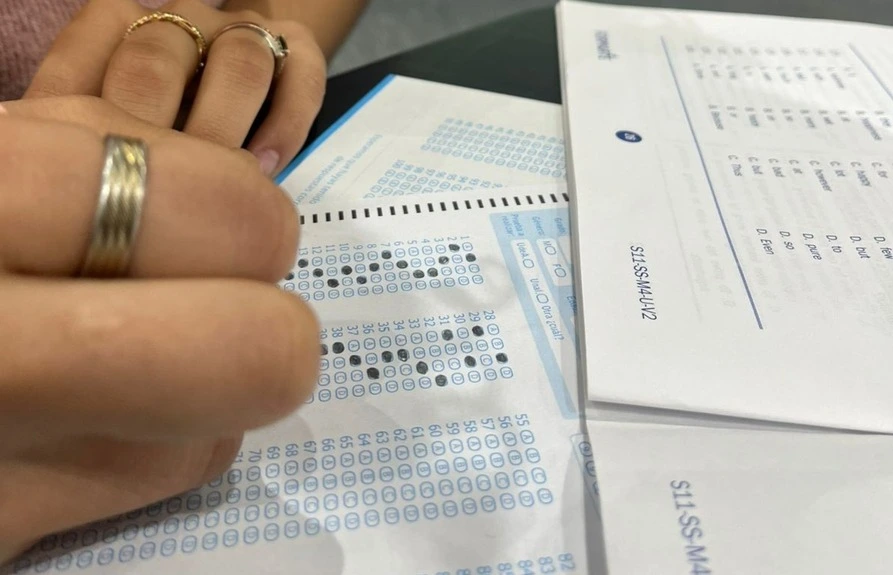 Examen icfes siendo solucionado